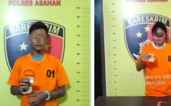 Kedua tersangka saat di kantor polisi.