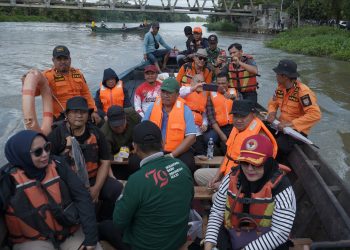 Bupati Asahan dan Wakil Serahkan Bantuan dan Tinjau Tanggul Jebol di Desa Sei Dua Hulu