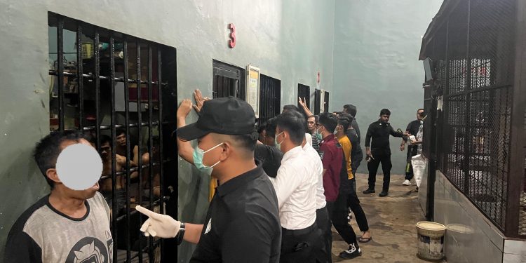 Petugas Lapas Labuhan Ruku Razia Blok Safir