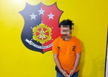 Tersangka saat di kantor polisi.