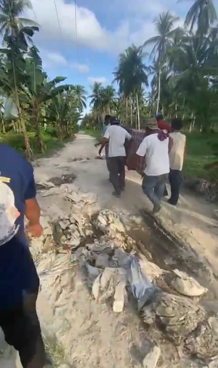 Jalan Rusak Parah, Warga Sei Sembilang Asahan Terpaksa Ditandu Usai Melahirkan