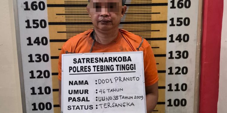 Tersangka saat di kantor polisi.