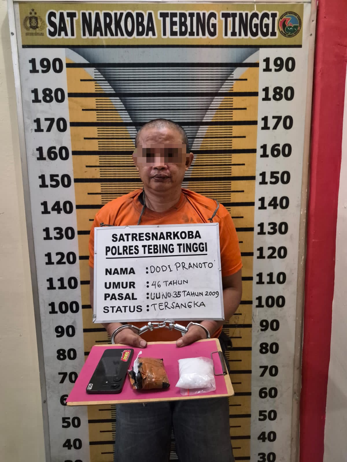 Tersangka saat di kantor polisi.