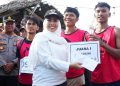 Bupati Labuhanbatu dr Hj Maya Hasmita saat menyerahkan hadiah kepada pemenang festival lomba dayung sampan yang di gelar di Kecamatan Panai Hulu. 
