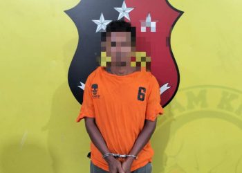 Tersangka saat di kantor polisi.