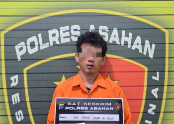 Tersangka saat di kantor polisi.