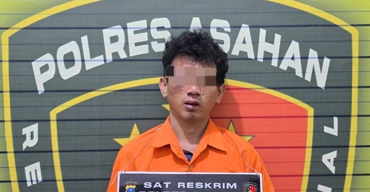 Tersangka saat di kantor polisi.