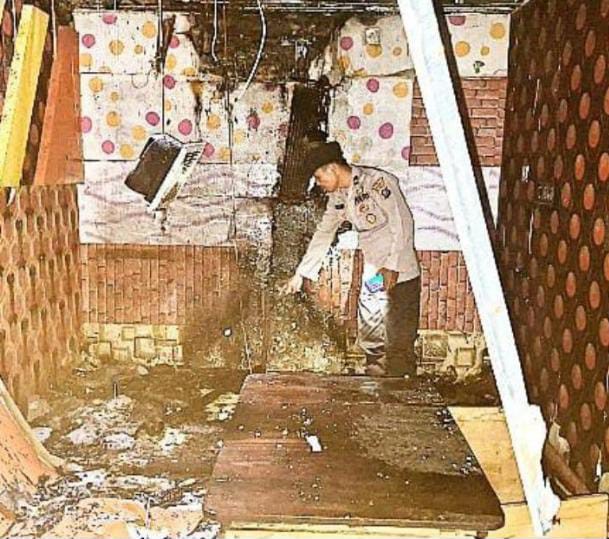 Personel Polres Tanjungbalai Amankan Lokasi Kebakaran Ruko Bale Coffee & Fitness