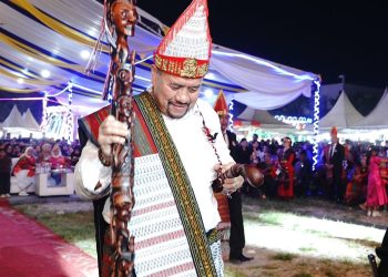 Bupati Batubara Terima Tanda Kehormatan Tongkat Tunggal Panaluan
