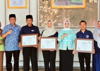 Bupati Labuhanbatu dr. Hj. Maya Hasmita (tiga dari kanan) dan Kadis Pendidikan Labuhanbatu Abdi Jaya Pohan (dua dari kiri) berfoto bersama tenaga pendidik peraih penghargaan tingkat Provinsi Sumatera Utara. 