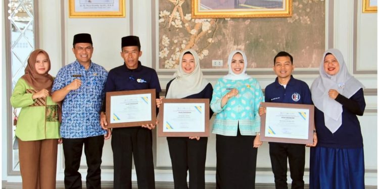 Bupati Labuhanbatu dr. Hj. Maya Hasmita (tiga dari kanan) dan Kadis Pendidikan Labuhanbatu Abdi Jaya Pohan (dua dari kiri) berfoto bersama tenaga pendidik peraih penghargaan tingkat Provinsi Sumatera Utara. 