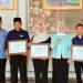Bupati Labuhanbatu dr. Hj. Maya Hasmita (tiga dari kanan) dan Kadis Pendidikan Labuhanbatu Abdi Jaya Pohan (dua dari kiri) berfoto bersama tenaga pendidik peraih penghargaan tingkat Provinsi Sumatera Utara. 