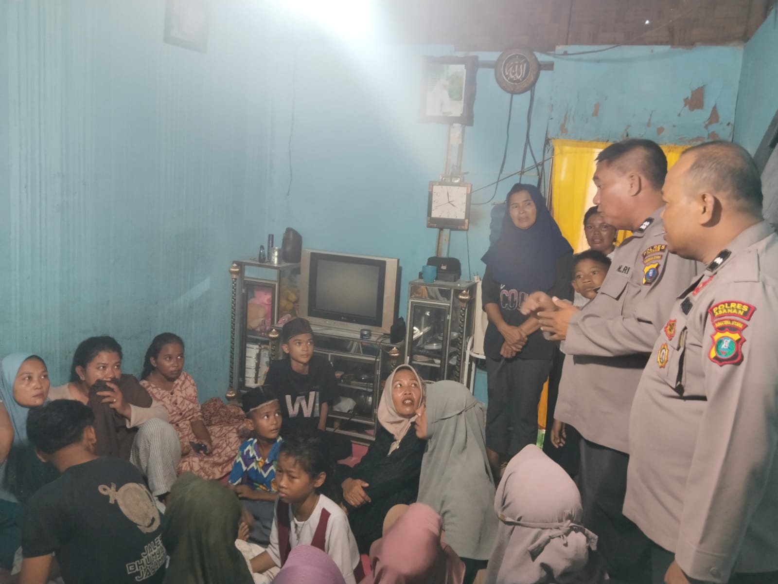 Suasana di rumah duka dua bocah yang tenggelam di kolam milik warga.