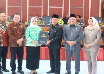 Bupati Labuhanbatu dr Hj Maya Hasmita berfoto bersama dengan Sejumlah Pimpinan DPRD Labuhanbatu. 
