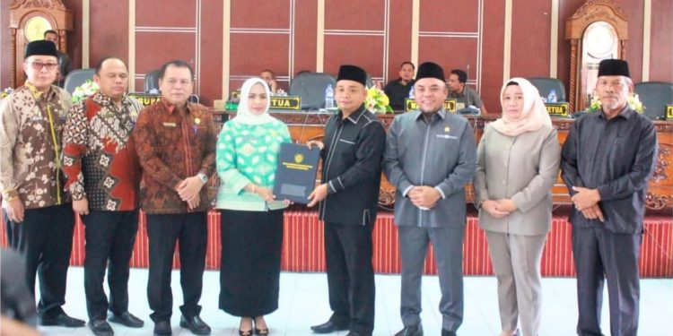 Bupati Labuhanbatu dr Hj Maya Hasmita berfoto bersama dengan Sejumlah Pimpinan DPRD Labuhanbatu.