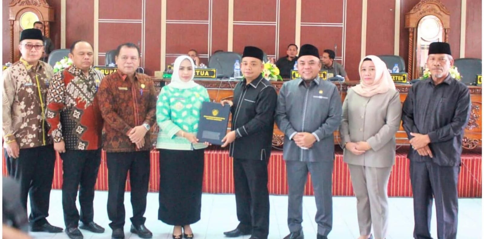 Bupati Labuhanbatu dr Hj Maya Hasmita berfoto bersama dengan Sejumlah Pimpinan DPRD Labuhanbatu.