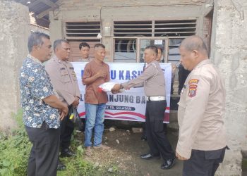 Personel Polres Tanjungbalai Sampaikan Bantuan Sembako dan Dengarkan Curhat Warga