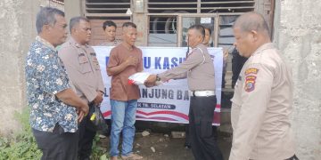 Personel Polres Tanjungbalai Sampaikan Bantuan Sembako dan Dengarkan Curhat Warga