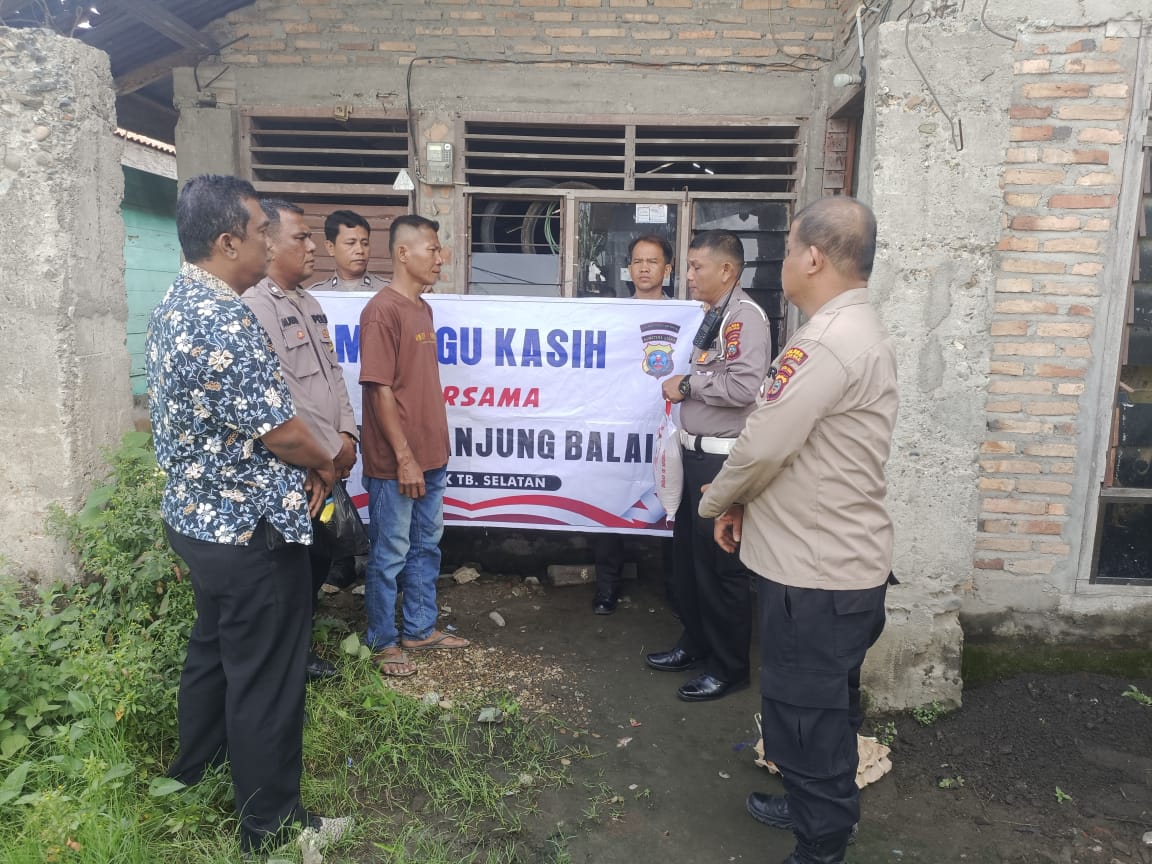 Personel Polres Tanjungbalai Sampaikan Bantuan Sembako dan Dengarkan Curhat Warga