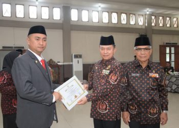 Hendri Yanto Sitorus menerima Piagam dan Medali Kejuangan 9 windu Kemerdekaan RI.