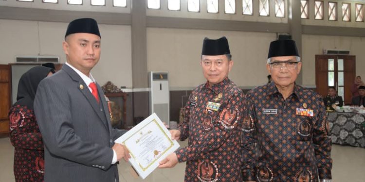 Hendri Yanto Sitorus menerima Piagam dan Medali Kejuangan 9 windu Kemerdekaan RI.