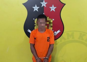Tersangka saat diamankan di Mapolsek Kualuh Hulu. 