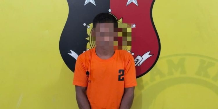 Tersangka saat diamankan di Mapolsek Kualuh Hulu. 