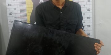 Tersangka saat di kantor polisi.