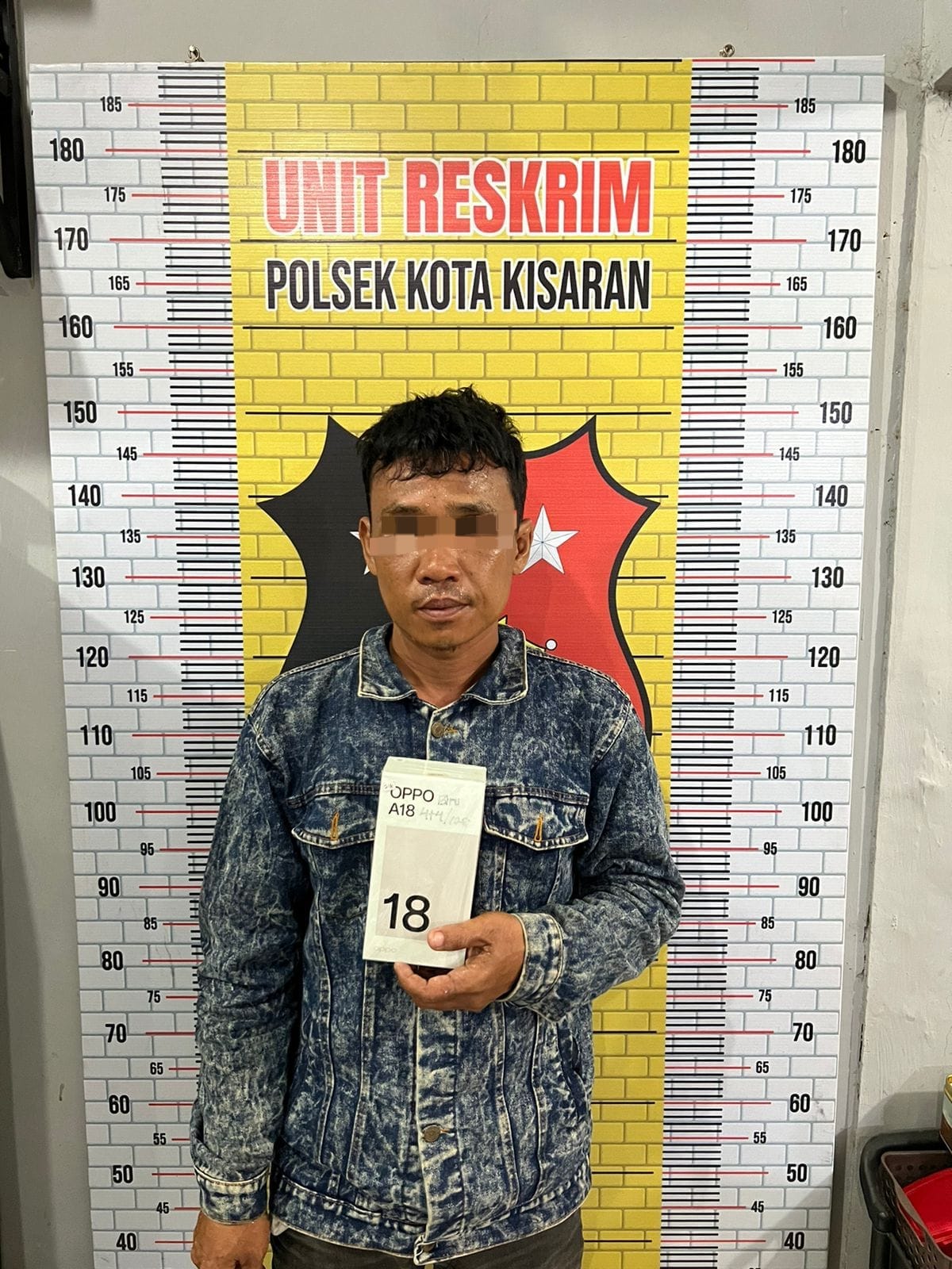 Tersangka saat di kantor polisi.
