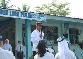 Kalapas Pimpin Upacara Bendera di SMP 1 Datuk Limapuluh