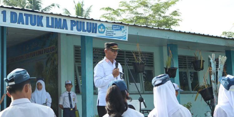 Kalapas Pimpin Upacara Bendera di SMP 1 Datuk Limapuluh