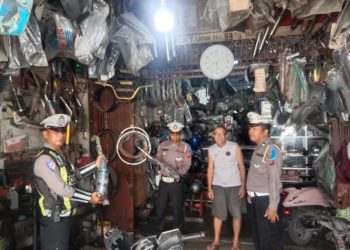 Personel Sat Lantas Polres Tanjungbalai Sasar Bengkel Motor Saat Operasi Zebra Toba 2025