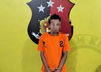 Tersangka saat di kantor polisi.