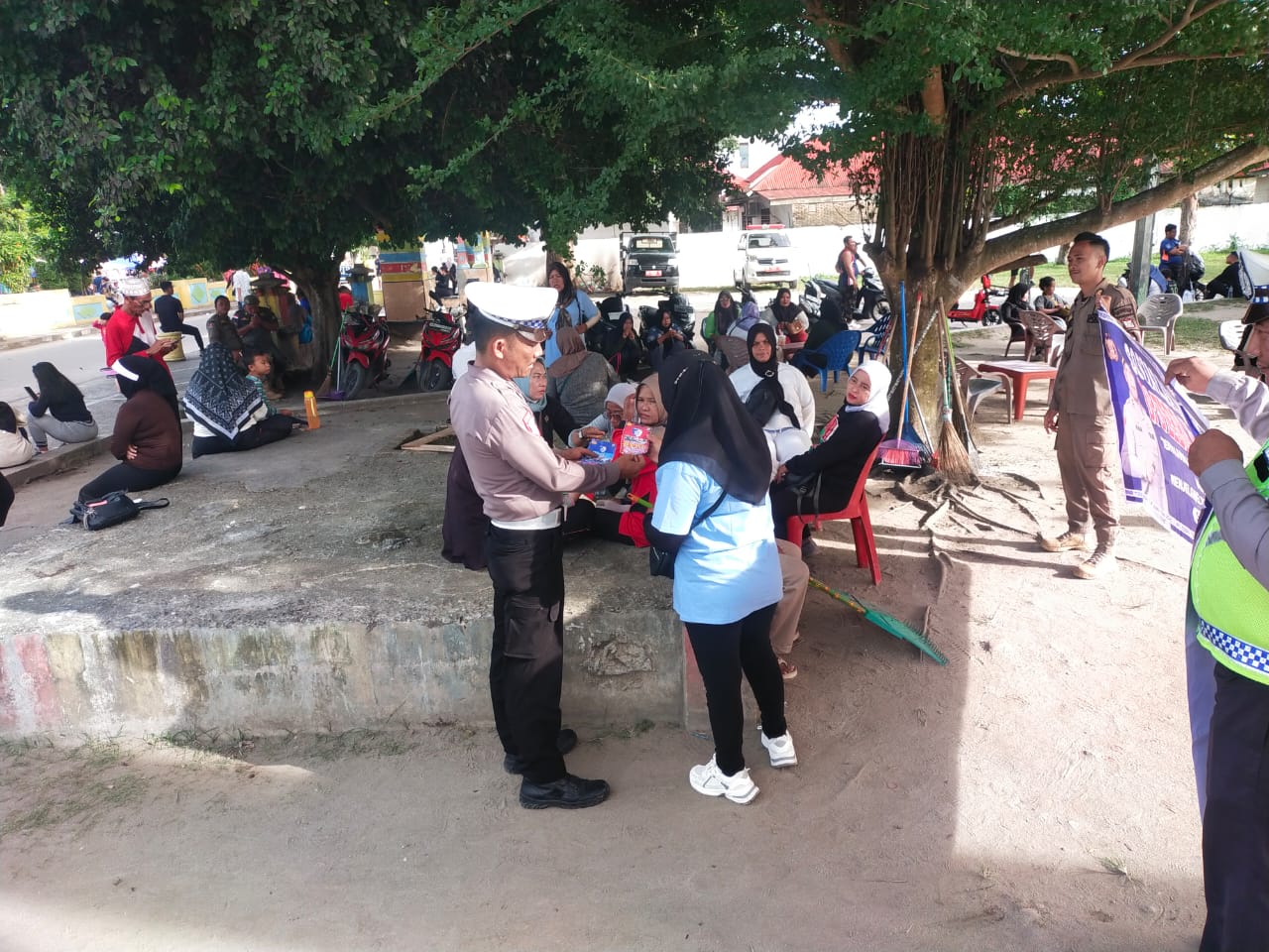 Personel Sat Lantas Polres Tanjungbalai Bagikan Stiker ke Warga