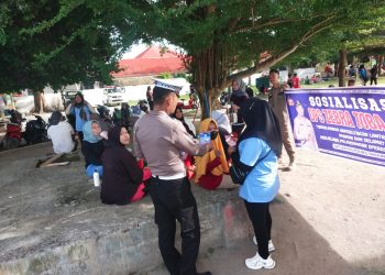 Personel Sat Lantas Polres Tanjungbalai Bagikan Stiker ke Warga