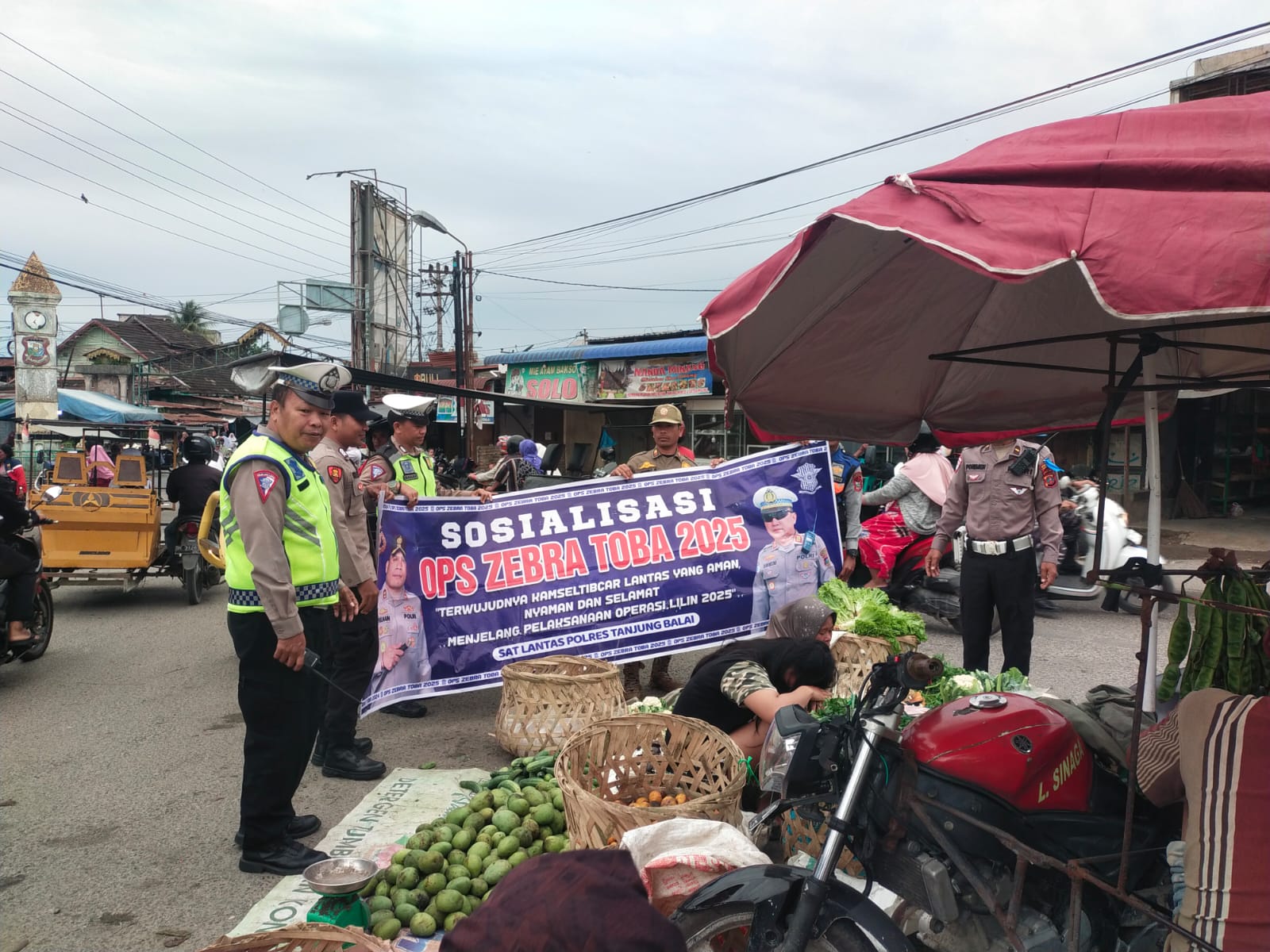Personel Sat Lantas Tanjungbalai Turun Ingatkan Pedagang Jangan Jualan di Badan Jalan