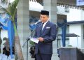 Hendri Yanto Sitorus membacakan amanat Mendikdasmen pada upacara peringatan Hari Guru. 