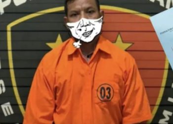 Tersangka saat d kantor polisi.