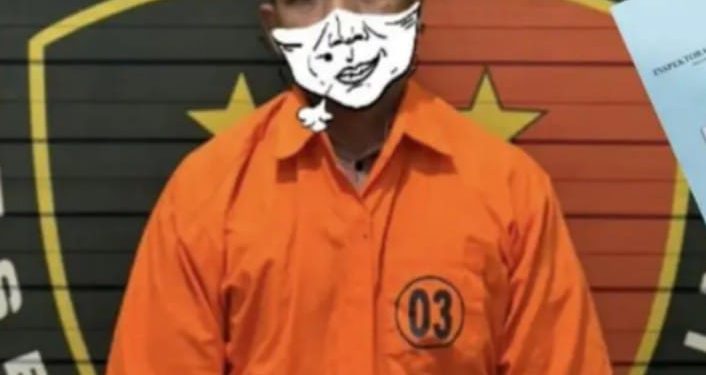 Tersangka saat d kantor polisi.