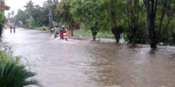 Diguyur Hujan Deras, Rumah Warga dan Jalan di Desa Sei Beluru Tergenang Air
