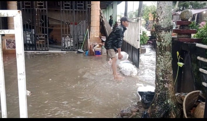 Diguyur Hujan Deras, Rumah Warga dan Jalan di Desa Sei Beluru Tergenang Air