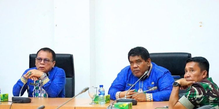 Sekda Labuhanbatu Ir Hasan Heri Rambe (kiri).