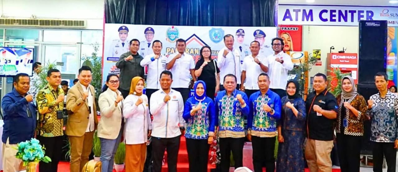 Bupati Labuhanbatu dr Hj Maya Hasmita (tengah) bersama dengan sejumlah pejabat Pemkab Labuhanbatu saat berfoto bersama.