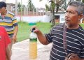 Warga menunjukkan bensin yang tercampur air.