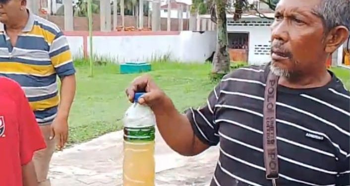 Warga menunjukkan bensin yang tercampur air.
