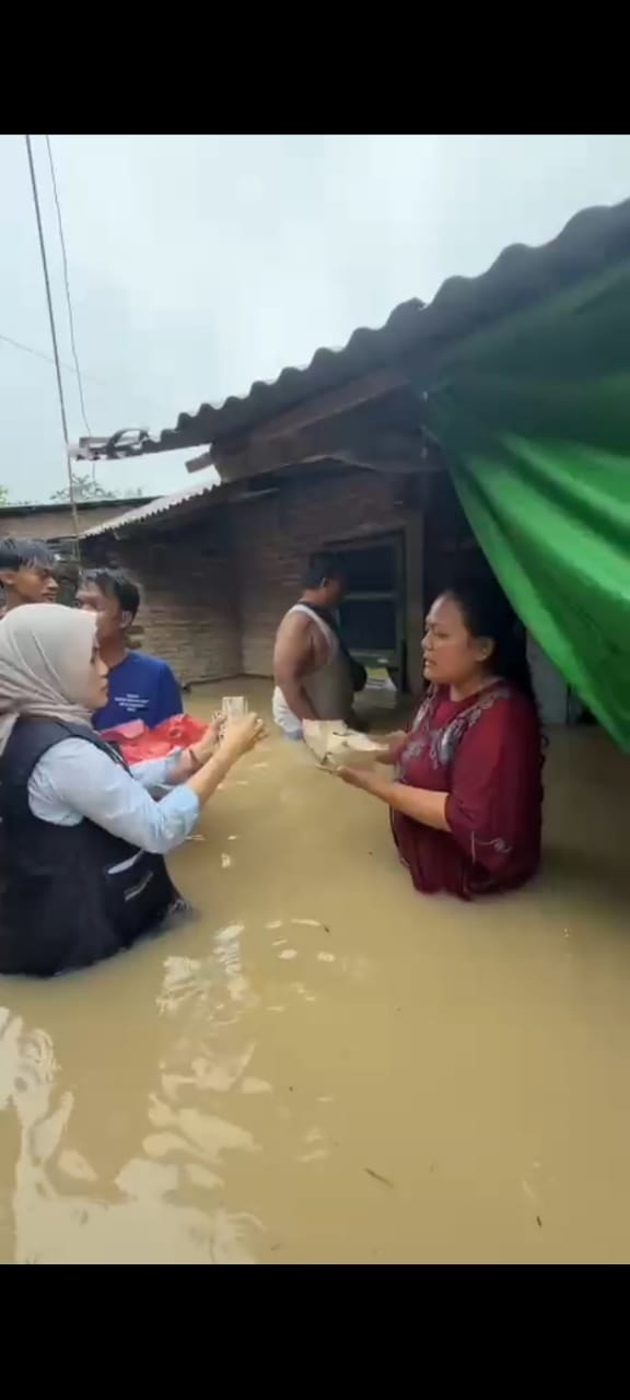 Yayasan Bintang Ceria Bagikan 15.000 Paket Makanan Kepada Korban Banjir