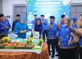Wabup Labura, H. Samsul Tanjung, menyaksikan pemotongan tumpeng pada HUT ke 54 KORPRI. 