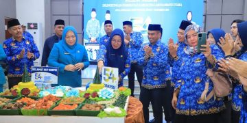 Wabup Labura, H. Samsul Tanjung, menyaksikan pemotongan tumpeng pada HUT ke 54 KORPRI. 