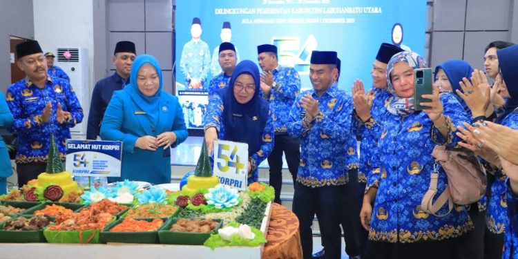 Wabup Labura, H. Samsul Tanjung, menyaksikan pemotongan tumpeng pada HUT ke 54 KORPRI. 