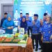 Wabup Labura, H. Samsul Tanjung, menyaksikan pemotongan tumpeng pada HUT ke 54 KORPRI. 